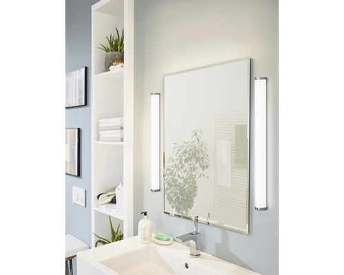 Ljust badrum med spegel, handfat, armatur och belysning