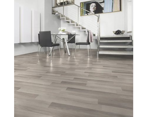 Ljust vardagsrum med laminatgolv i träoptik, matplats och trappa