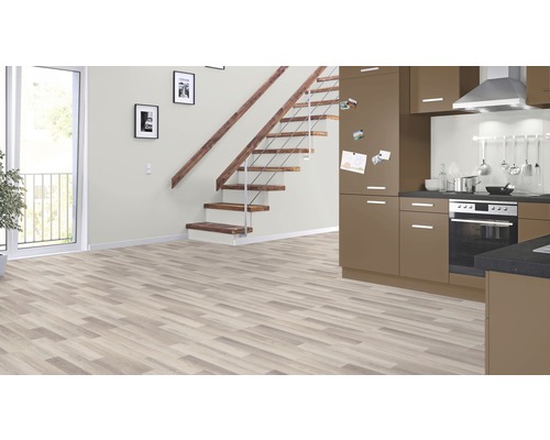 Ljust vardagsrum med laminatgolv, trappa och inbyggt kök