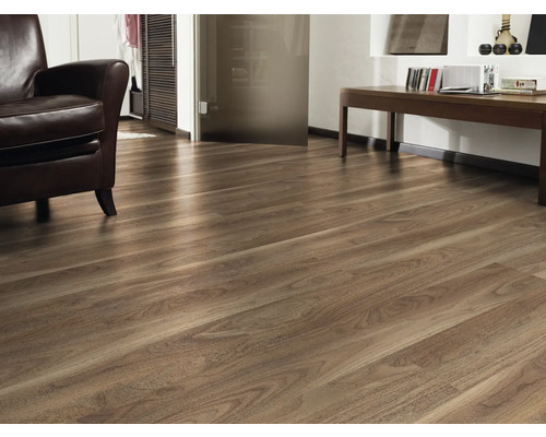 Interiör med laminatgolv i träutseende