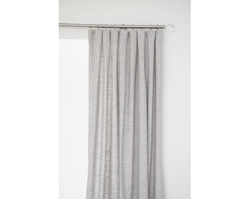 Gardin av tyg med gardinstång och ringupphängning