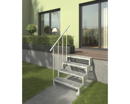 Utomhusbild av en utomhustrappa med fem trappsteg och ett räcke