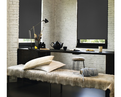 Ljust rum med grå rullgardiner för fönstren, bord, bänk och dekorationer