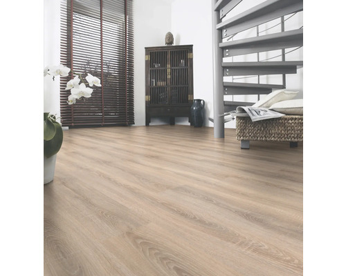 Ljust laminatgolv i ett rum med fönsterjalusier, skåp och spiraltrappa.