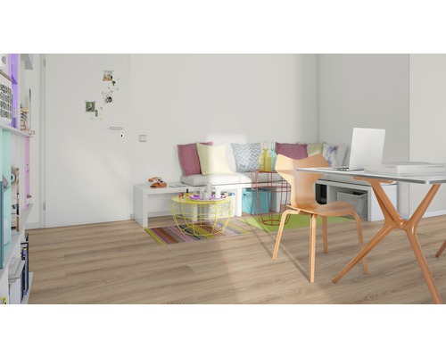 Ljust vardagsrum med trägolv, skrivbord och sittgrupp