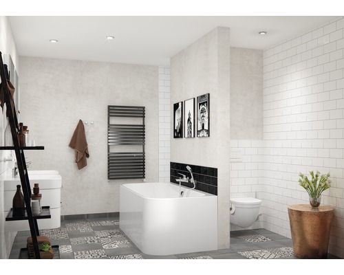 Badrum med badkar, toalett, handfat och element