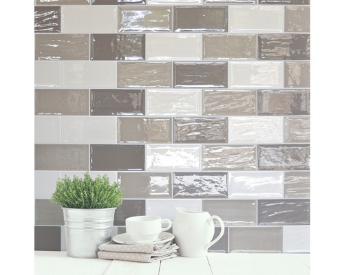 Väggplattor med keramisk yta inomhus, arrangerade med kruka, kopp och kanna