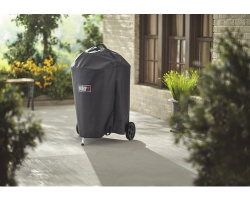 Weber grill med skydd på en terrass