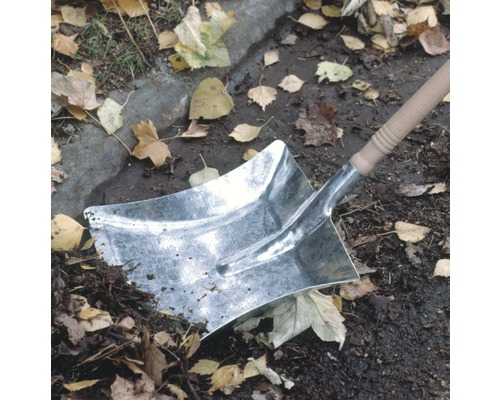 Metallspade med trähandtag för grävning i trädgården