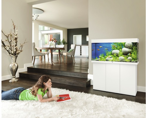 Vardagsrum med akvarium på underskåp, fyllt med fiskar, växter och stenar