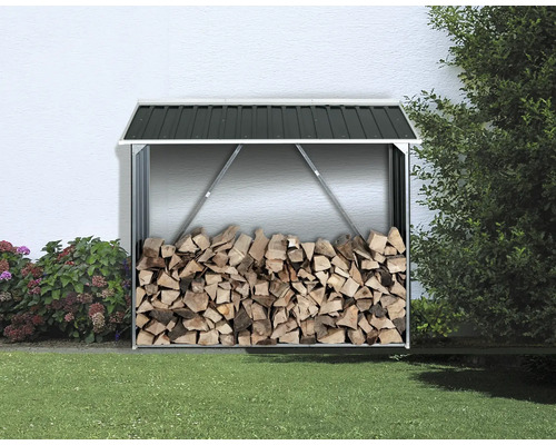 Vedförvaring med ved på gräsmatta