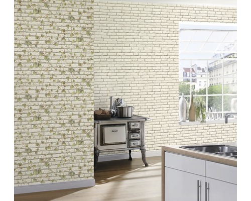 Ljust rum med tapet med tegelstensmönster, ugn och fönster