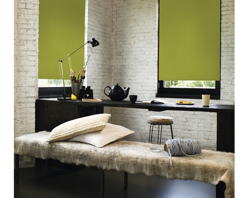 Vardagsrum med rullgardiner, bord och sittbänk