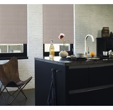 Interiör med rullgardiner, köksbänk och sittmöjlighet