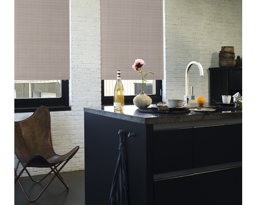 Interiör med rullgardiner, köksbänk och sittmöjlighet