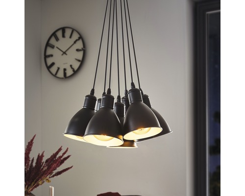 Pendellampa med flera ljuskällor och flera lampskärmar i ett rum