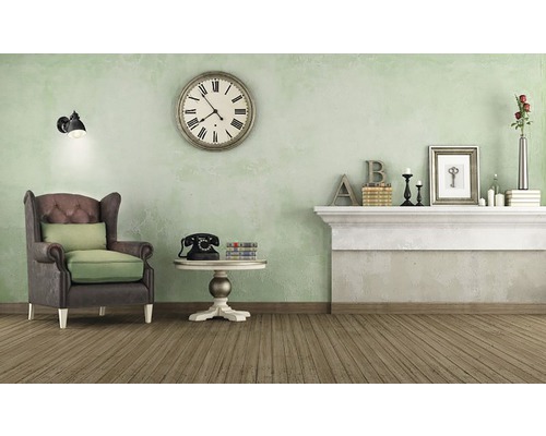 Interiörbild av ett vardagsrum med fåtölj, bord, öppen spis och dekoration