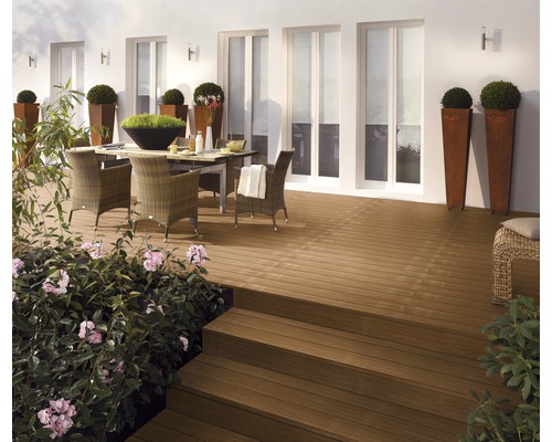 Uteplats med träterrass, trädgårdsmöbler och plantering
