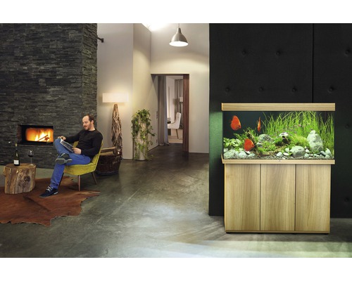 Vardagsrum med akvarium, öppen spis och sittande man