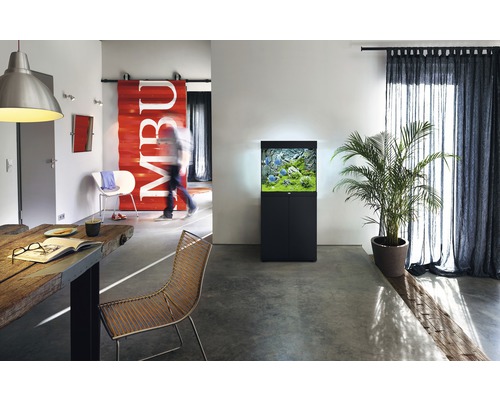 Vardagsrum med akvarium inklusive underskåp, matbord och stolar