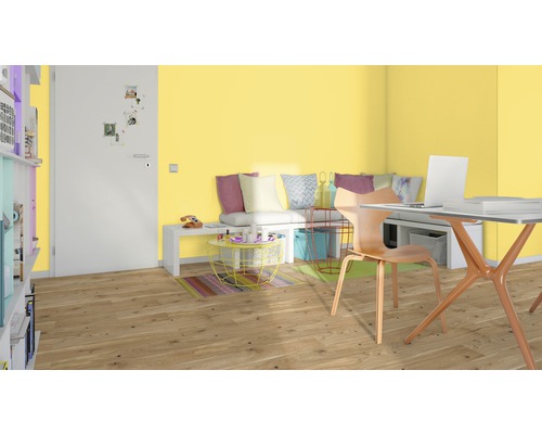 Ljust arbetsrum med skrivbord, stol och sittplats framför en gul vägg