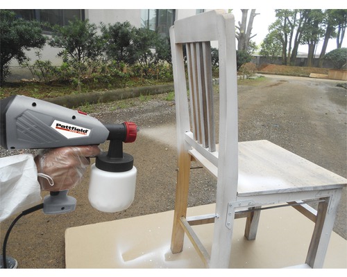 Färgspruta som sprutar en trästol