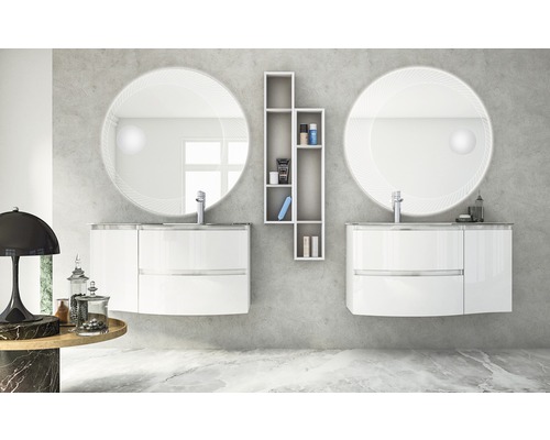 Ljust badrum med två tvättställsskåp, runda speglar och en öppen hylla