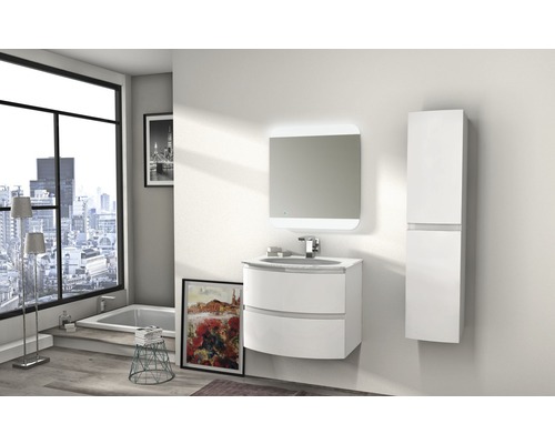 Badrumsscen med tvättställsskåp, spegel och högskåp i en ljus och modern design.