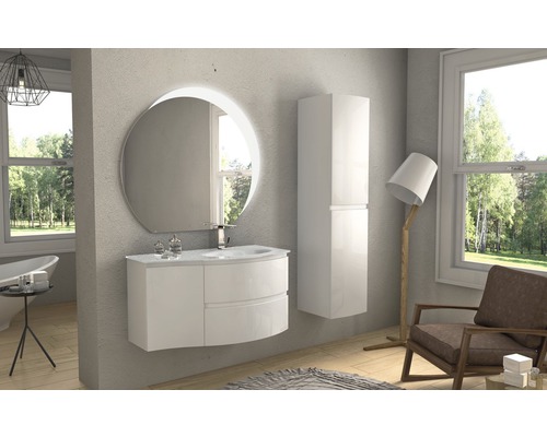 Badrum med underskåp för tvättställ, spegelskåp och högskåp i ljus design