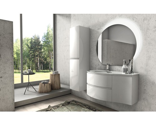 Ljust badrum med handfat, spegelskåp och fönster