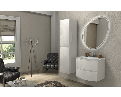 Modernt badrum med tvättställsskåp, spegelskåp och högskåp