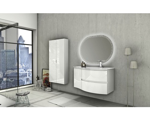 Modernt badrum med tvättställsskåp, spegelskåp, spegellampa och högskåp