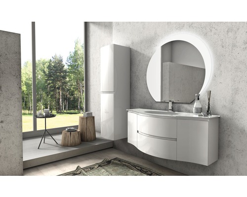 Modernt badrum med tvättställ, spegel, skåp och dekoration