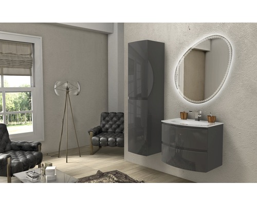 Badrum med tvättställsskåp, spegelskåp och LED-spegel