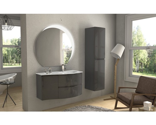 Modernt badrum med tvättställ, spegel och högskåp