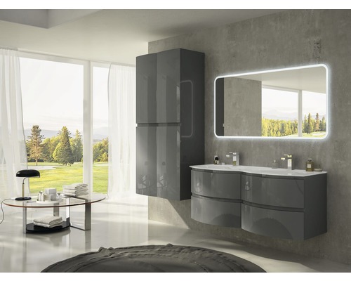 Badrum med tvättställ, spegelskåp och upplyst spegel för en modern inredning