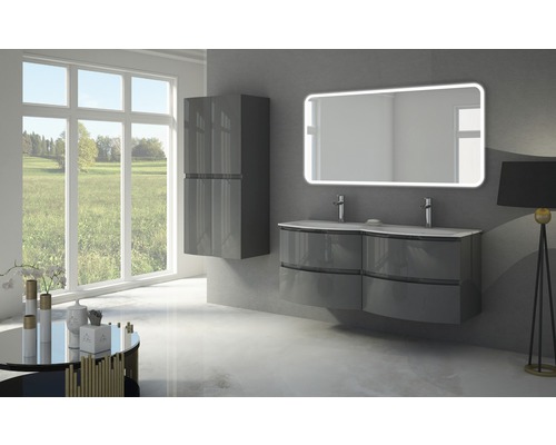 Modernt badrum med tvättställ, spegelskåp och LED-spegel