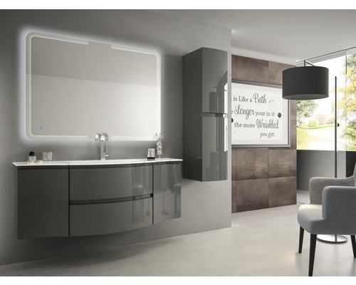 Modernt badrum med tvättställ, spegel, spegelskåp och fåtölj