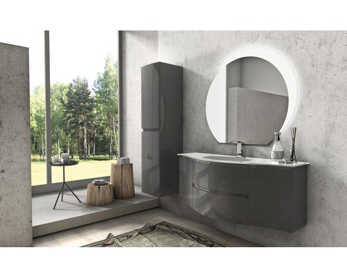 Modernt badrum med handfat, spegelskåp, spegel och fönster med utsikt över grönområde