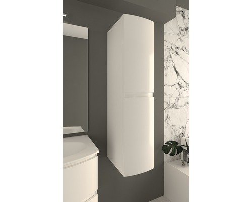 Badrum med högskåp och tvättställsskåp