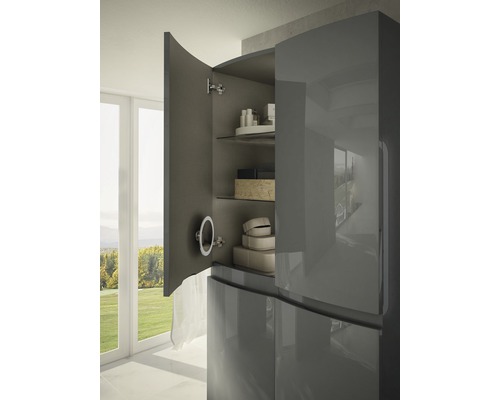 Högblankt badrumsskåp med hyllor och öppen dörr