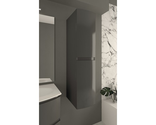 Modernt badrum med högt hängande skåp för förvaring