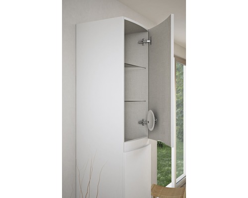 Ett vitt badrumsskåp med öppna hyllor och en grenformad dekoration