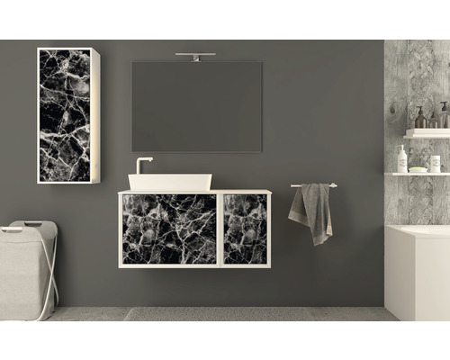 Badrum med handfat, spegelskåp och högskåp i marmorlook