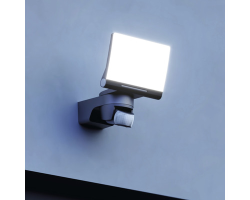 LED-strålkastare för utomhusbruk med rörelsesensor för väggmontering