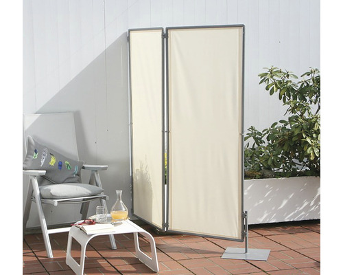Tvådelad skärmvägg av tyg med metallram på en terrass