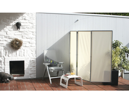 Terrass med skärm, stol och bord