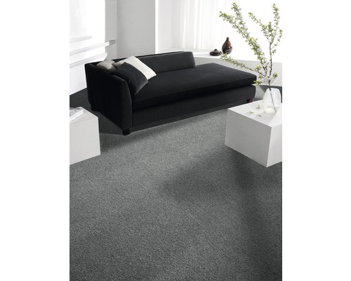 Grå matta i ett vardagsrum med soffa och bord