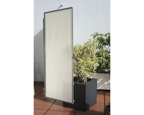 Synskyddselement bredvid en planteringslåda utomhus