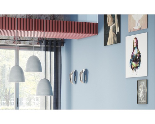 Vardagsrum med hänglampor, väggdekorationer och dekorativa element